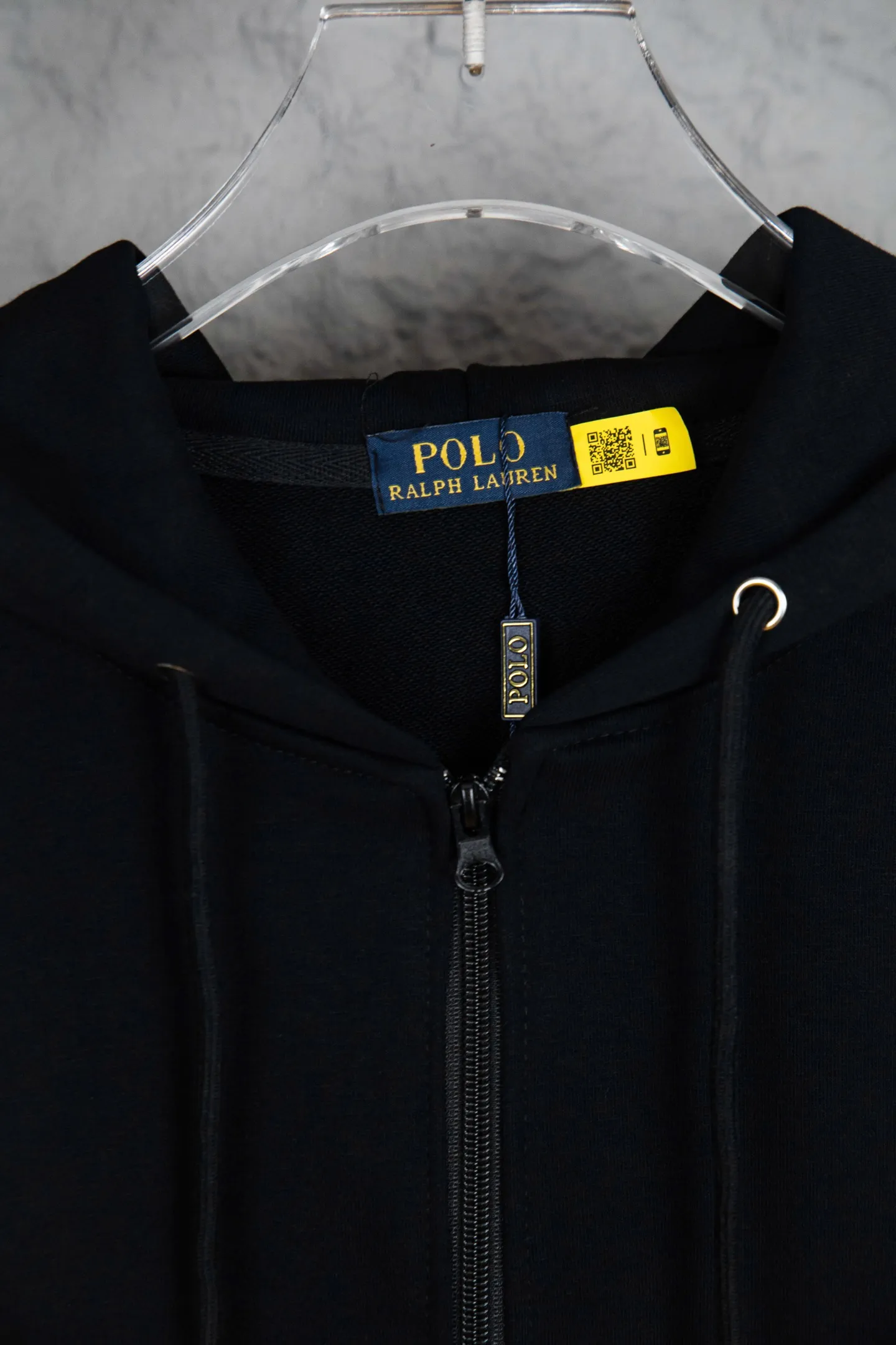 P230 Ralph Lauren/Ralph Lauren pony embroidered zipper cardigan hooded sweatshirt. This sweatshirt is available for everyone in autumn and winter. You can wear it casually no matter how you wear it! ! This hooded sweatshirt is decorated with the simple style that represents Ralph Lauren and is paired with a pony embroidery pattern, which is three-dimensional and full! The solid color fabric paired with exquisite embroidery instantly sets it off! Hooded sports design, loose and casual fit! The overall texture is very strong! Through the pictures, we can feel the thickness and texture of custom-woven and dyed threads. The workmanship is exquisite. They are shipped from major foreign trade factories. They are all made by masters with many years of experience. Everything is of high standards and requirements! Simple and versatile model ~ Made of imported pique cotton fabric, which is super delicate and soft, close to the body without being tied. All fabrics and accessories are original custom-made and of high quality! Perfectly reflects the brand’s sense of superiority! Standard cut, comfortable stretch, unrestricted movement! Highly practical, high-end and classy! Versatile style ~ can be paired with jeans or jogging pants. Ideal for transitioning from your morning commute to weekend events! Size: S-XL Color: Gray Navy Black